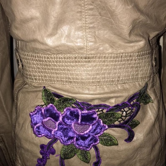 UPCYCLED NEW LEATHER JACKET~FLORAL APPLIQUES~US 6 - Picture 4 of 7